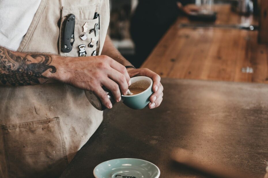 Kaffekop med barista-lavet kaffe